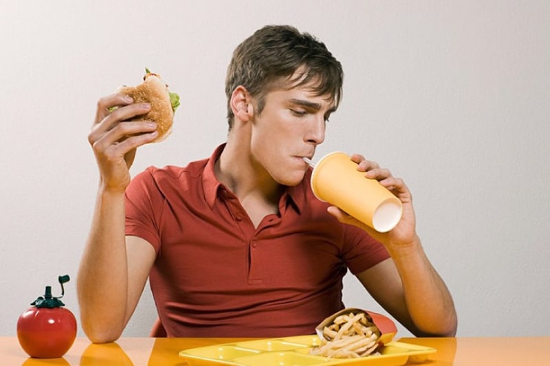 Chế độ ăn uống không lành mạnh là một nguyên nhân yếu sinh lý thường gặp hiện nay